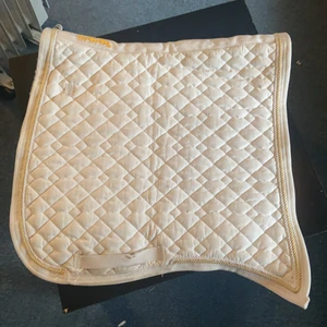 Ponny Schabrak  - 🌸Här är ett super fint vit Ponny Schabrak                      🌸Knappt använd                                                               🌸Men tvättad!                                                                   🌸Ingen päls på insidan