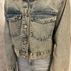 Jeansjacka - Super snygg jeansjacka från zalando. Säljs för den ej kommer till användning.