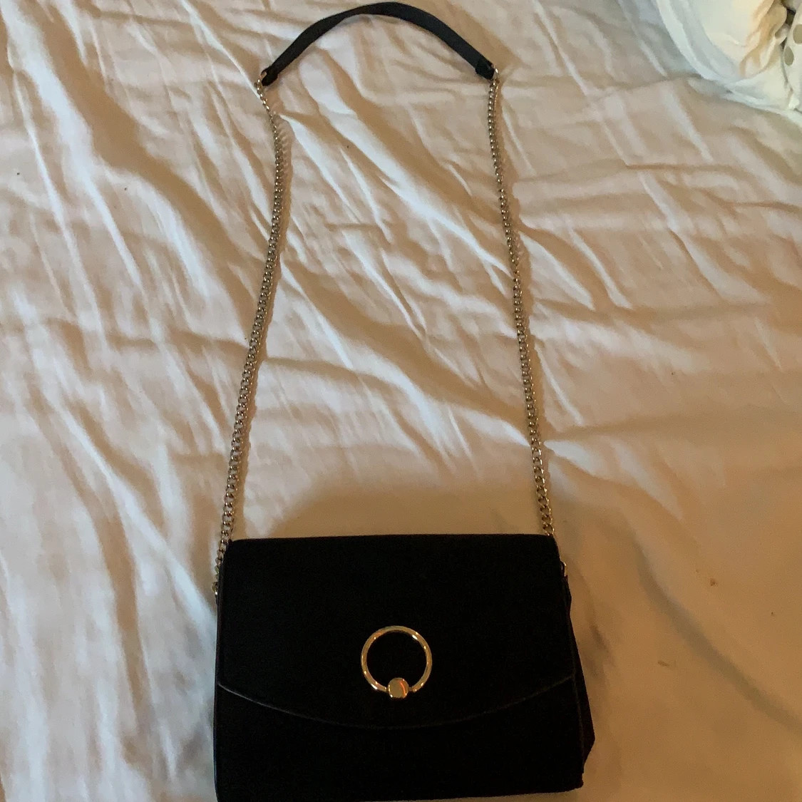 Svart väska med gulkedja