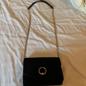 Svart väska med gulkedja - Svart väska med guldkedja och manganet knapp + 2 fack inuti