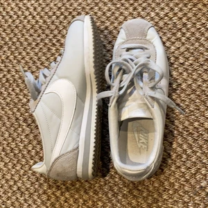 Nike cortez  - Nike cortez. Relativt använda men i bra skick. 