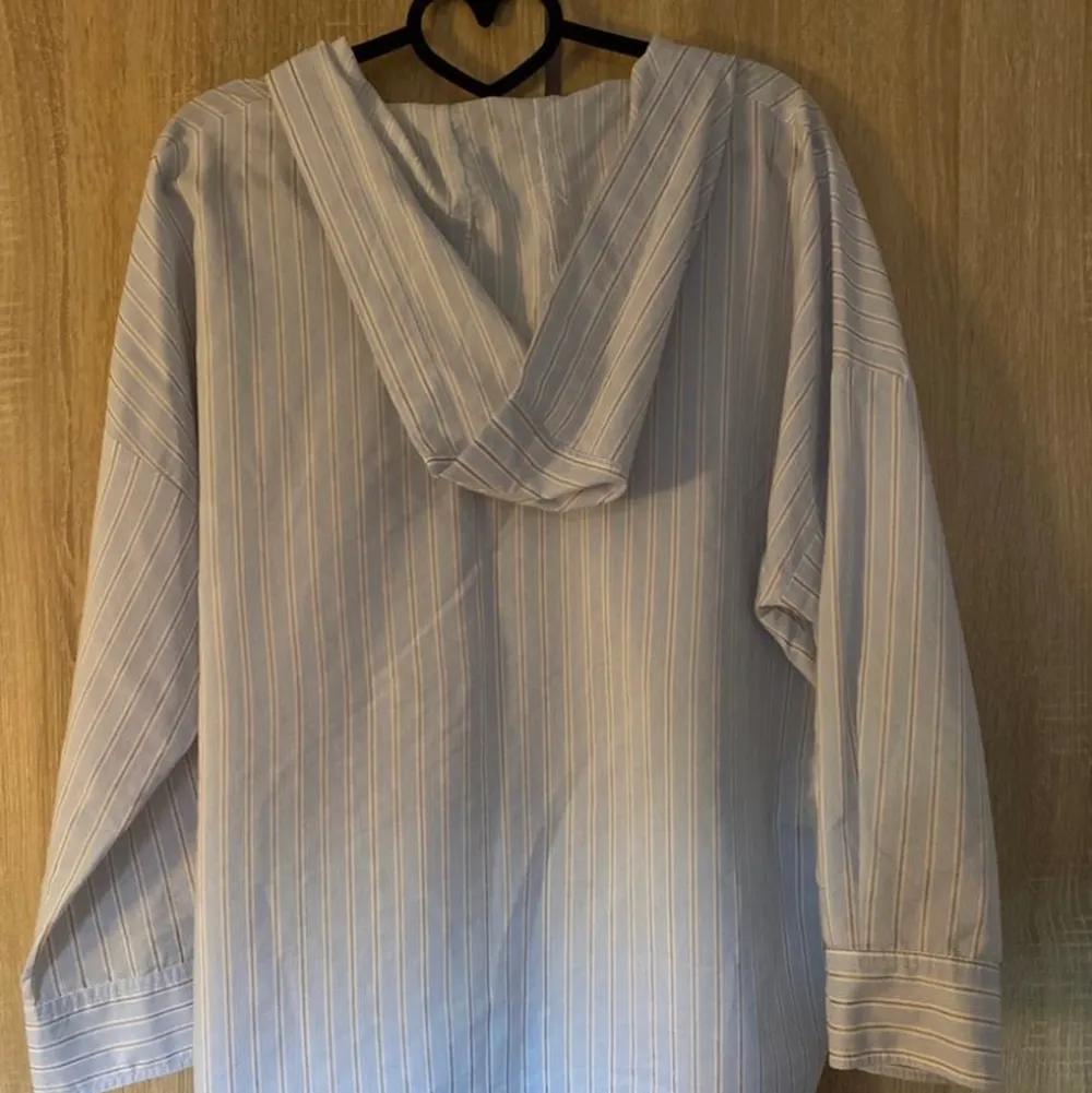 Storlek S, passar även för dem som har st M.  Mysig tröja nu till hösten🍁🍂🍄  Köpte denna tröjan för två år sedan men inte använt den mer än två-tre gånger 🙈 fråga mig inte varför🥰 . Skjortor.