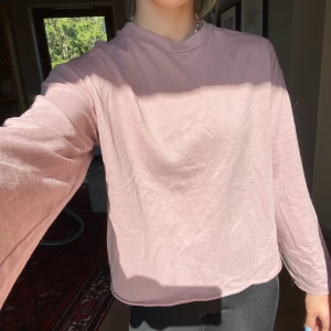 Rosa tröja i storlek S - Rosa tröja ifrån Jacqueline de yong, köpt på Nelly. Fint skick! Hör av er vid frågor eller om ni vill ha fler bilder!