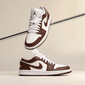 Jordan 1 Low ’Team Red’ - Jordan 1 Low ’Team Red’👟  Tillgänglig i storlek ⬇️ • EU36-43  • Pris: 1699kr   • Skick: DS/Oanvända  • Vi nås genom dm för eventuella frågor eller funderingar!  • Flera bilder fås via dm  @erisneakers på instagram 