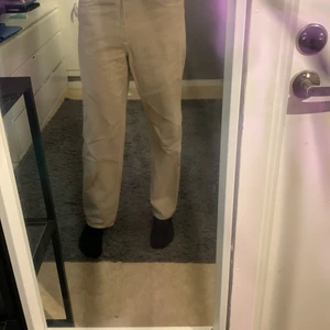 Beigea jeans - Oanvända, jeans fast dem är mer mjukare i materialet, köpt från ASOS med märket är COOLUSION.