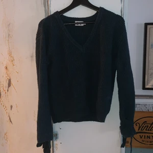 Stickad tröja - Blågrön v-ringad stickad tröja från Linn Ahlborgs kollektion för NAKD. strl s