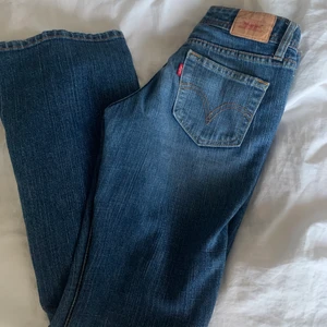 Lågmidjade Levis jeans - Vintage bootcut lågmidjade Levis jeans