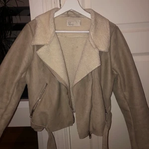 Beige jacka😍 - Riktigt snygg och skön beige jacka. Storlek EUR 40 (motsvarar M) och kommer från Nelly.com. Den är använd en del gånger men inget slitage alls. Kommer inte ihåg nypris då det var länge sen men säljer den för 200 kr + köparen står för frakt😝😁👍🏻
