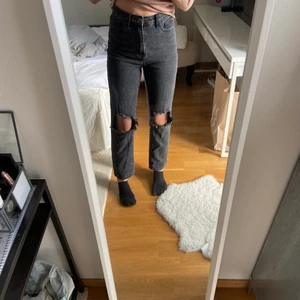 Fina gråa jeans - Super fina högmidjade mörk gråa jeans till salu, knappt använda så i super fint skick! Super bra passform och sitter super bra på, dom är i stl 34
