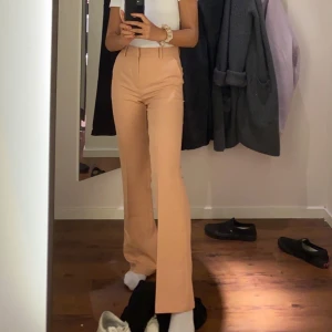 rosa kostymbyxor - fina rosa kostymbyxor som bara har använts en gång. De är från bik bok och är så fina till våren och sommaren. Säljer för 150kr + frakt som är 66kr💞💞