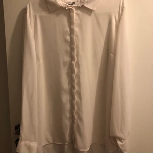 Vit skjorta - Enkel fin skjorta, mjukt tyg och superfin att styla. Användes endast en dag legat i garderoben sen dess