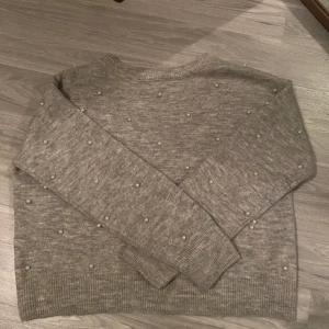 Tröja  - En tröja från hm aldrig använd köparen står för frakt pris kan diskuteras 