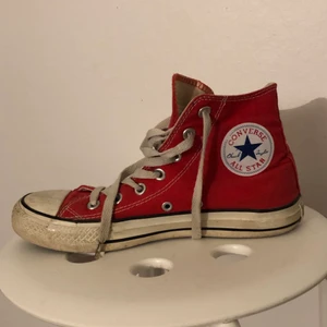 All star Converse begagnade - Väl använda röda converse i storlek 38. Ena skon saknar metallringen runt hålet. Kan mötas upp men annars står köparen för frakten(du väljer frakt alternativ) Betalas med Swish eller kontanter. 