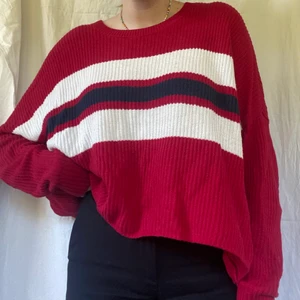 Stickad tröja - Förgglad stickad tröja från Hollister! Använd fåtal gånger:) Köpare står för frakt💘