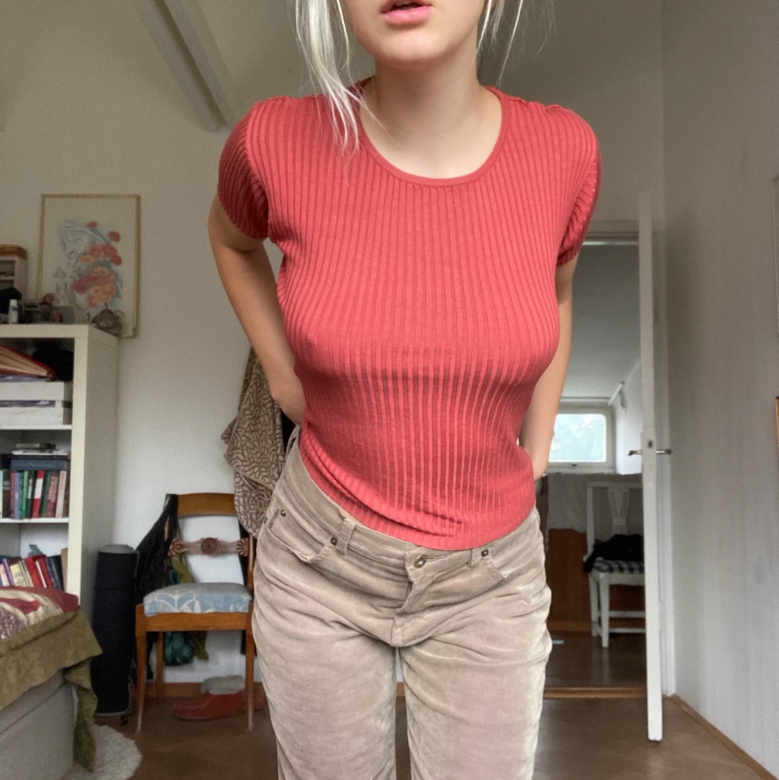 Ribbad rödaktig höstig t-shirt