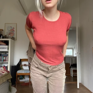 Ribbad rödaktig höstig t-shirt  - T-shirt i nice ribbat material. Perfekt nu till hösten!! 