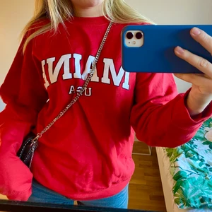 Röd sweatshirt - Jättefin sweatshirt med tryck på, passar så bra nu till hösten💗 Storlek M men sitter fint oversize på mig som vanligtvis har XS/S💕köpare står för frakt🌟