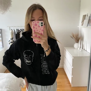 Rhinestone hoodie🎸❣️❤️‍🔥 - Svart hoodie som jag själv designat med rhinestones. Supermjuk på insidan! Jag har vanligtvis xs❤️‍🔥