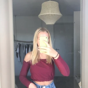 Off shoulder topp - Säljer denna fina topp från bikbok💓 kommer inte till användning därför till salu, köparen står för frakt