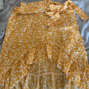 Kjole - Här är en gul kjole, har alldrig använt den köpte den denna sommaren, den passade inte mig. -Man får betala frakten själv