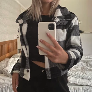 Rutig kofta/jacka - En jätte fin rutig kofta/jacka som aldrig är använd! Jätte mjuk och köpt för några månader sen💓