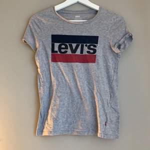 Grå levis t-shirt i stl xs, oanvänd