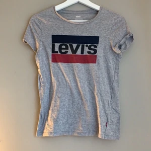 Grå levis t-shirt i stl xs - Grå levis t-shirt i stl xs, oanvänd