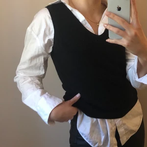 Stickad väst - En jättesnygg stickad svart väst. Säljer pga att jag inte fått användning av den. Originalpris - okänt