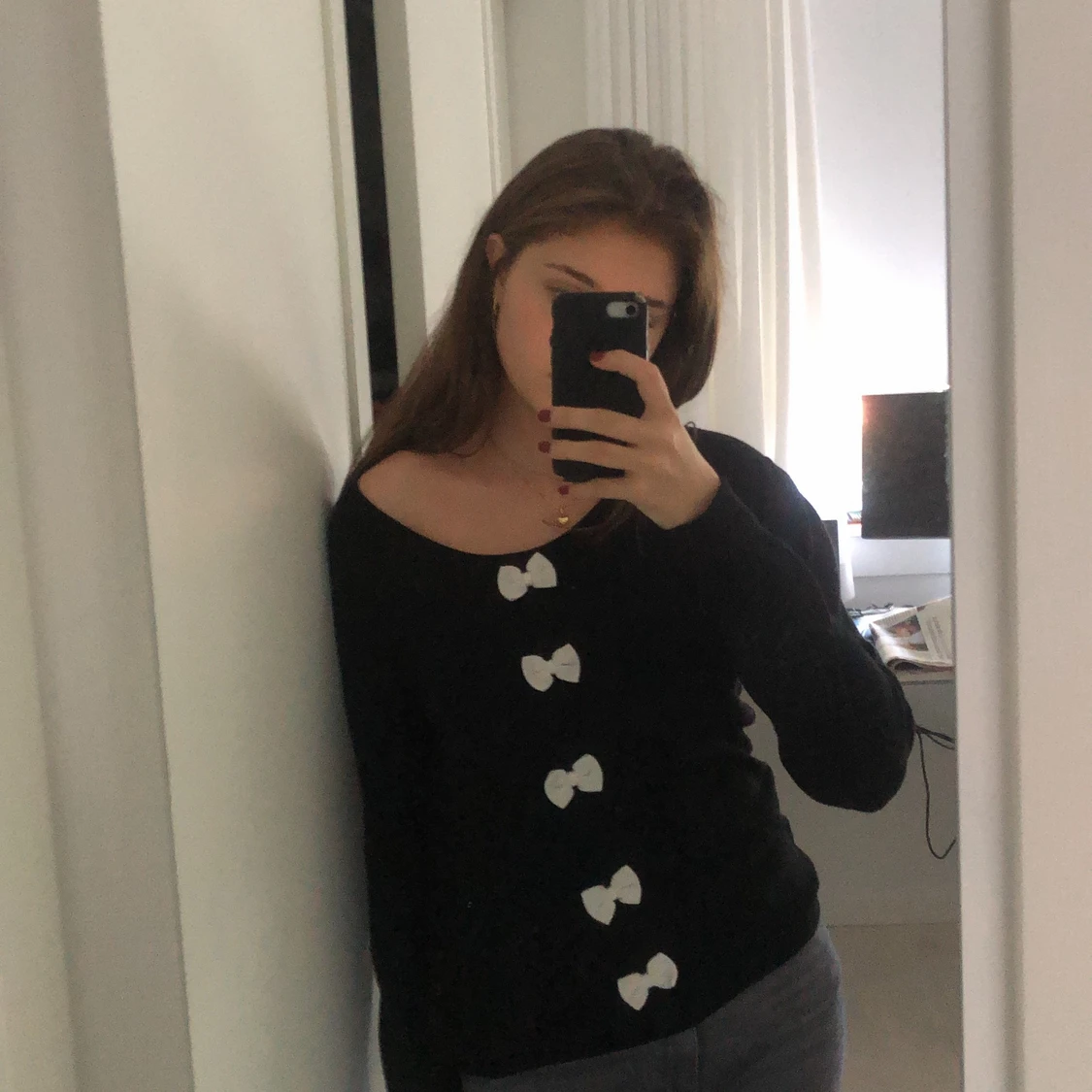 Söt stickad tröja med rosetter