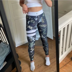 Träningstights -  Lägger upp igen med sänkt pris! Fint skick och supersköna, säljer även i andra mönster