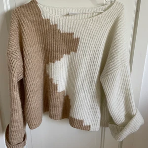 Stickad tröja från Vila - Storlek S men det är en oversize. Väldigt mysig och skön och den sticks eller kliar inte. Fint skick. Samfraktar med övriga annonser 