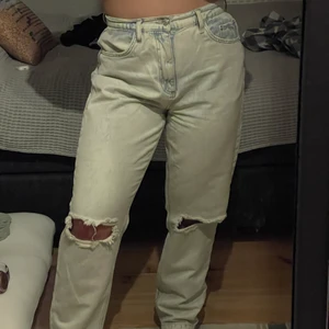 Jeans m hål i - Jeans från ASOS med slitningar, ett par favoriter som tyvärr blivit för stora och som inte längre sitter bra på mig💞 köpare står för frakt 