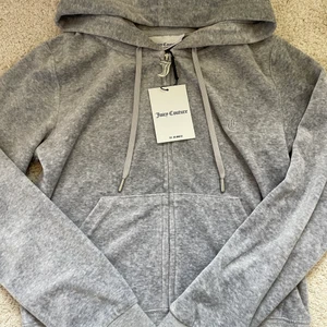 Juicy couture tröja - Tröjan är helt oanvänd och har prislappen kvar☺️ säljer då den inte riktigt passade mig 
