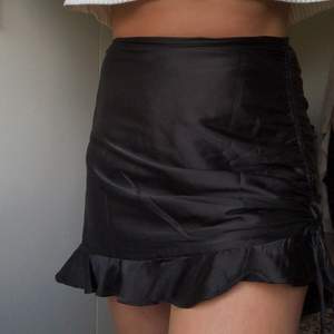 Superfin kjol med knytdetalj. Den är köpt från SHEIN och har varit min favorit kjol i sommar🤍  DM för fler bilder! Fri frakt!