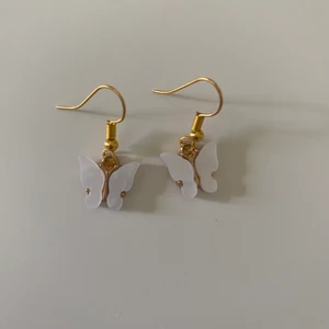🦋Örhängen med vit fjäril🦋 - ✨ Örhänge✨ inte nyckel fri!