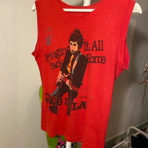 Bob Dylan tour linne - Rött linne i bra kvalitet köpt vintage. Köparen står för frakt