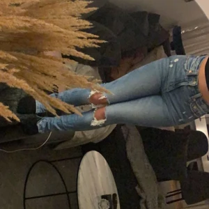 Pants, jeans - Säljer nu mina jeans ifrån lager 157 i storlek xxs men passar även xs, jag är 1,55 cm lång. Pris 150