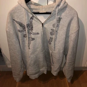 One of one zip up - En grå one of one zip up hoodie! Använd fåtal gånger alltså väldigt bra skick! Limited edition så går inte att köpa längre! Passa på!