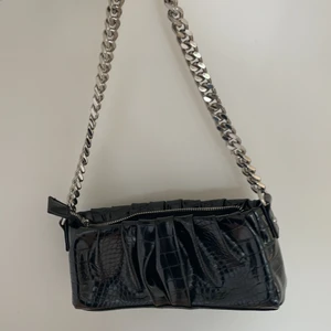 Asos axelväska - En axelväska från asos, säljes pga används ej väskan är ca 30x15cm. Kan lämnas runt norra Stockholm (Danderyd, täby, vallentuna, åkersberga)