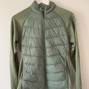 NY funktionsjacka med taggar kvar,stl XS - Ny armegrön funktionsjacka från Lager157, ws jacket. Stl XS.