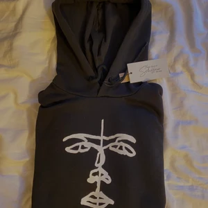NA-KD Hoodie - Helt oanvänd NA-KD hoodie med prislapp kvar. Strl XS men passar även S. Säljer för 250kr (originalpris 329kr) Gratis frakt.