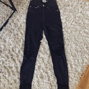 Snake jeans i stl XS , Lager157 - Svarta Snake jeans med slitningar på knäna. Stl. XS. Använt men okej skick. Från Lager157.