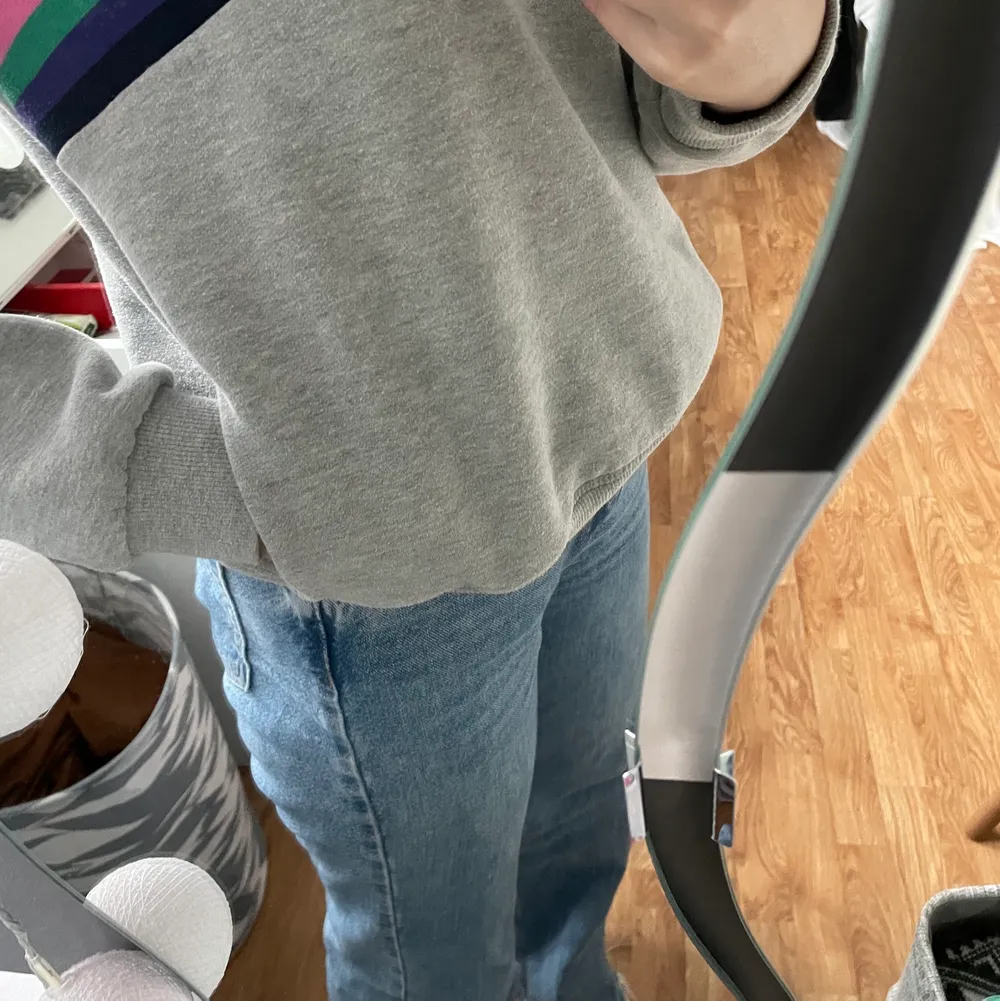 säljer min gråa hoodie från superdry! den har två fickor på vardera sida. den är lite oversized. köpt för ungefär två år sen men den är inte använd mycket! nypris: ca 500kr. köpte den från kidsbrandstore i stockholm! köparen står för frakten💘. Tröjor & Koftor.