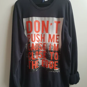 Collegetröja med ikonisk hiphop text 🙌🏼💜 - Sweatshirt i mörkblått med den ikoniska frasen; "Don't push me cause I'm close to the edge" från låten av legenden inom Hiphop, Grand master flash 🙌🏼💜 Strl XL. Passar M-XL 🤗