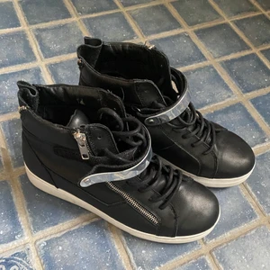 Skor  - Säljer dom här fina skorna som inte kommer till användning. Köpta secondhand! Köparen står för frakten🥰