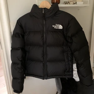 Puffer från The North Face - 🖤 BUDA BARA om du är säker på att du vill köpa! 🖤 Snygga The North Face 1996 Retro Nuptse Jacket i dammodell! Använd en vinter och är iprincip som ny, nypris är runt 3000 kr. Stl XS och passar mig som brukar ha XS/S!