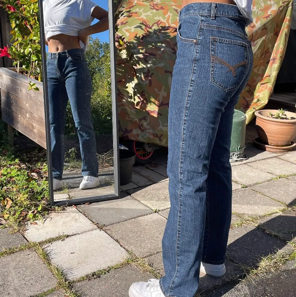 Sköna mjuka jeans, bra kvalite och i väldigt fint skick. Jag har vanligtvis M/36/38 i byxor  . Jeans & Byxor.
