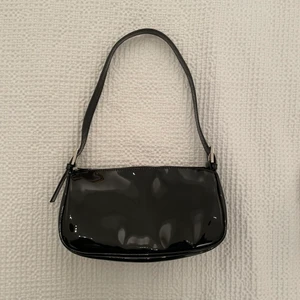 Axelremsväska  - Säljer denna axelremsväska från gina tricot. Buda i kommentarerna!