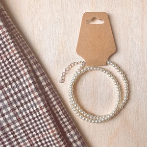 Pälshasband i pärlemor  - ☁️🥥🌾🪞 Pärlhalsband med glaspärlor i 4 mm. Jag säljer även dessa halsband med 6 mm stora pärlor. En random berlock skickas med som är lätt att haka på🤩 Standardstorleken är 39-45 cm (reglerbar) men jag kan göra önskad storlek💕 De är gjorda på matellwire för extra bra hållbarhet✨ Vill du ha elastisk tråd så är det bara och nämna!