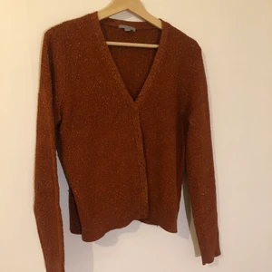 Rostbrun glittrig kofta - Storlek M, skick bra, finner endast en tråd dragning som syns i bild 2